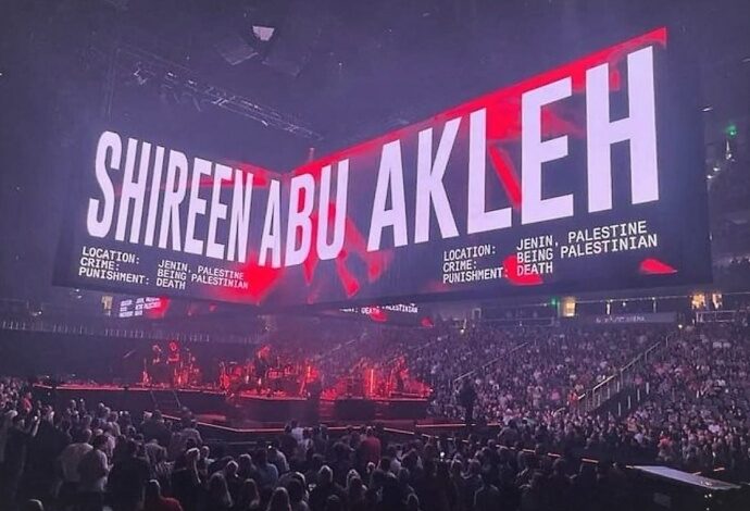 اسم الشهيدة شيرين أبو عاقلة على شاشة عرض ضخمة في نيويورك