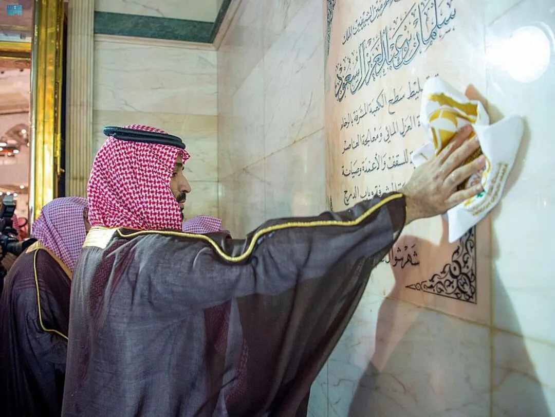 ولي العهد السعودي محمد بن سلمان يشارك في مراسم غسل الكعبة