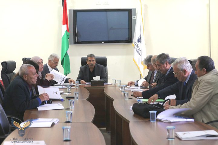 الرئيس عباس يصدر قراراً بإعادة تشكيل مجلس أمناء جامعة الاستقلال