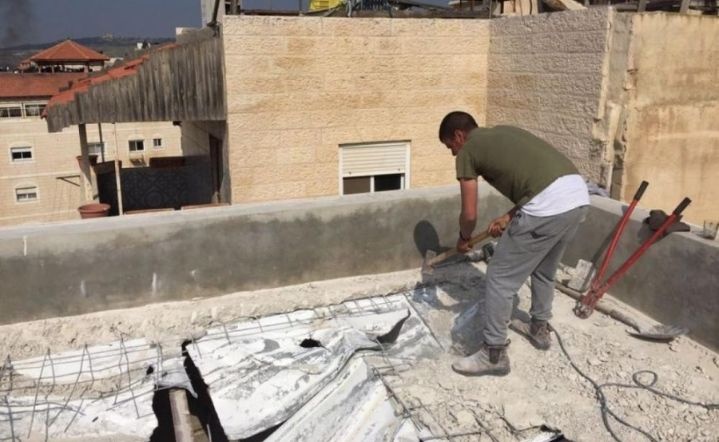الاحتلال يُرغم مواطنًا على هدم منزله في سلوان