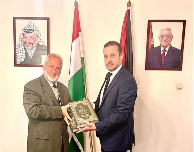 عالم مجري يُهدي ثلاثة مجلدات مترجمة للقرآن للمكتبة الوطنية الفلسطينية