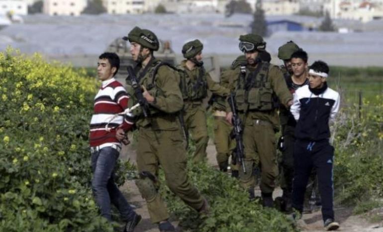 الاحتلال يعتقل مواطنين من قرية المغير ويقتادهما للتحقيق