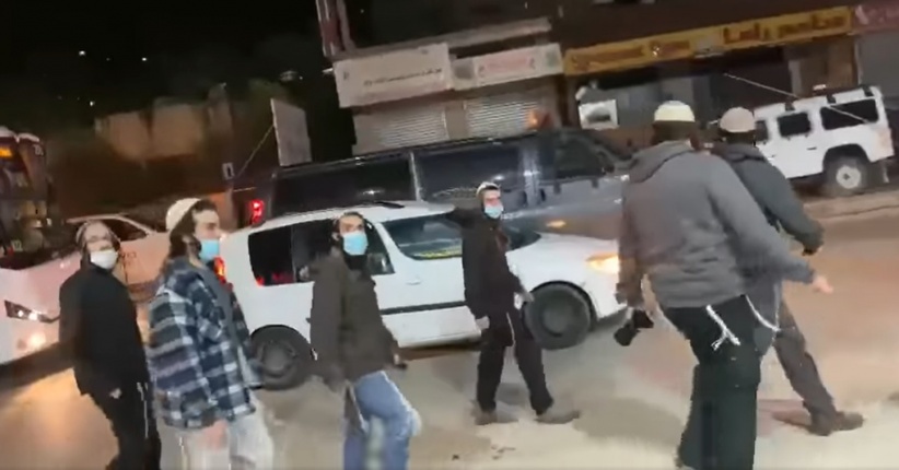 مستوطنون يُهاجمون مركبات المواطنين ويُغلقون طريق جنين نابلس