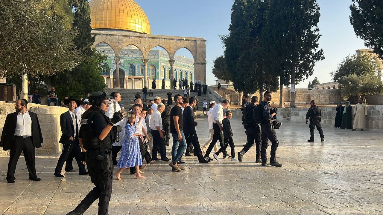 عشرات المستوطنين يقتحمون الأقصى مؤدون طقوساً تلمودية