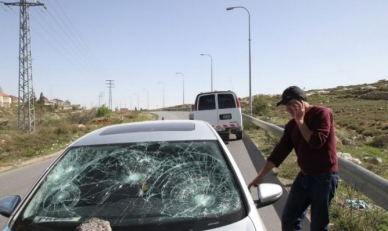 تضرر مركبات مستوطنين جراء رشقها بالحجارة