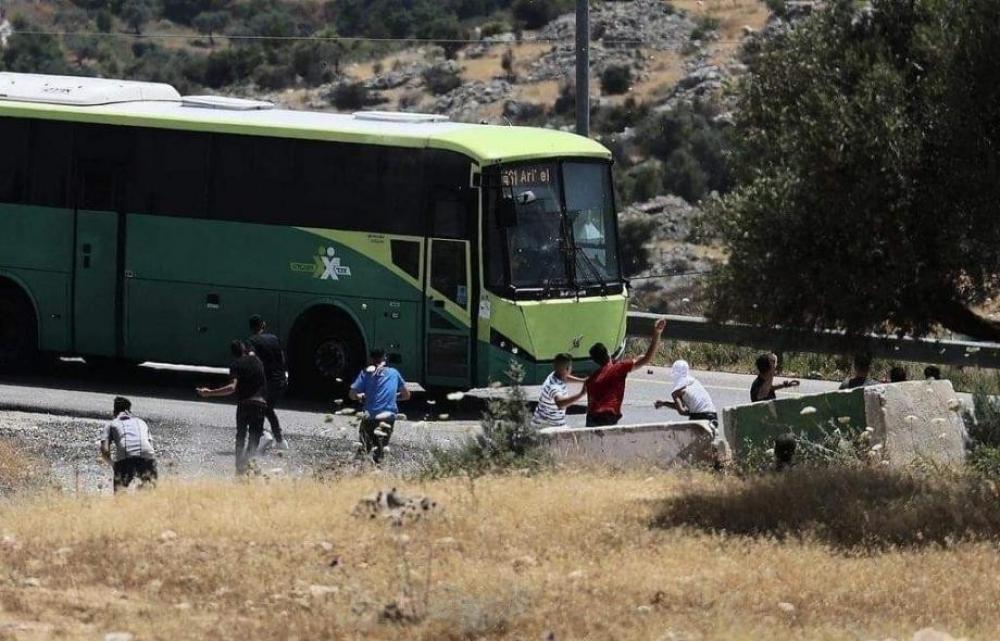الخليل: إصابة مستوطن بجروح جرّاء تعرضه للرشق بالحجارة