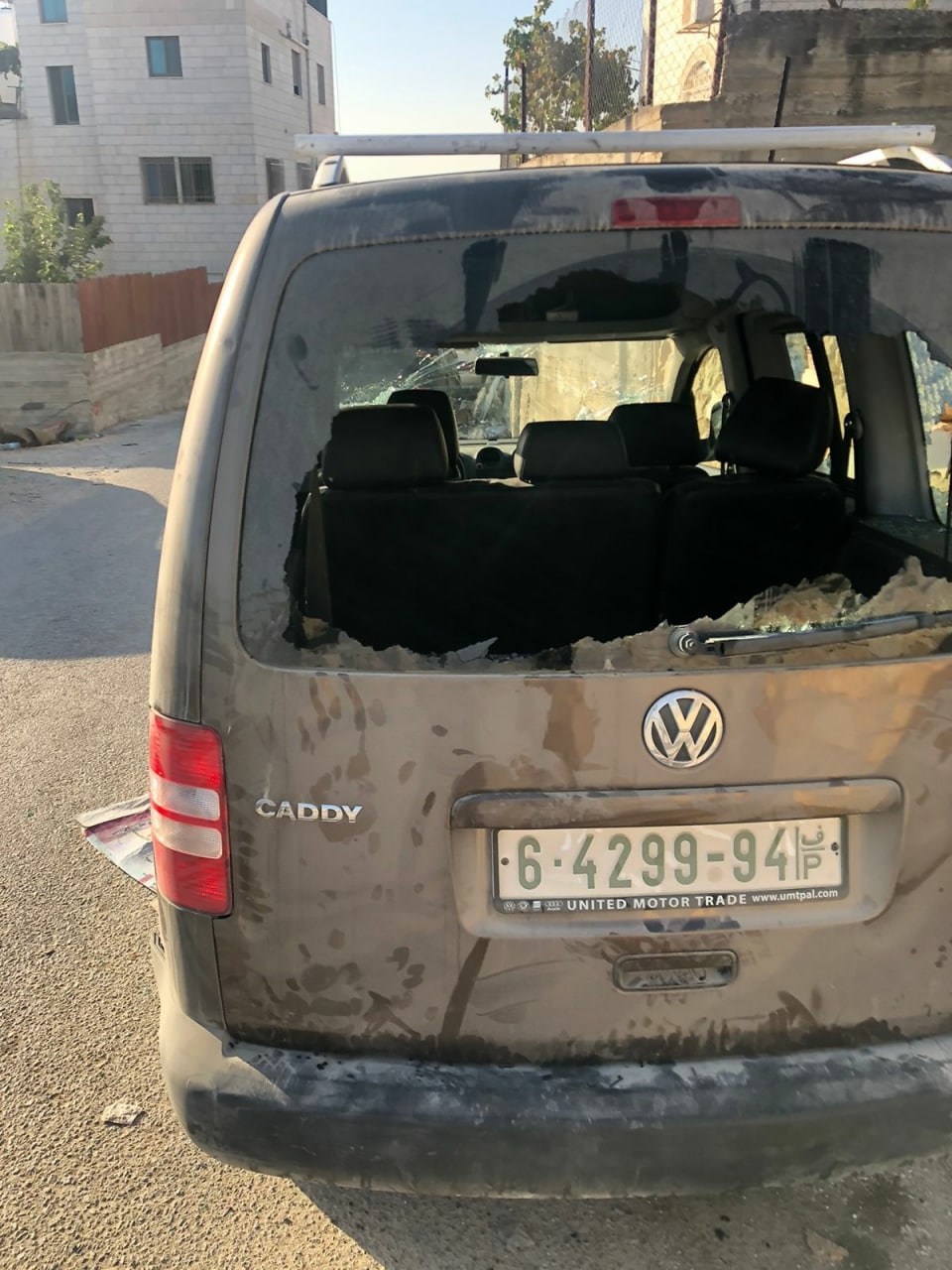 مستوطنون يحطمون زجاج مركبات المواطنين في الخليل