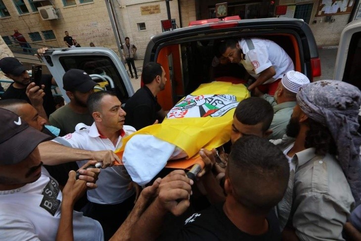 احتجاز مركبة تقل جثمان الشهيد أبو محاميد على مدخل بيت لحم