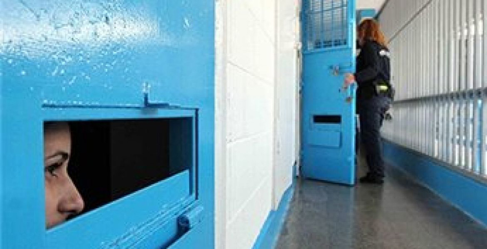 مركز: 34 أسيرة فلسطينية في سجون الاحتلال يتعرضن لإجراءات قمعية