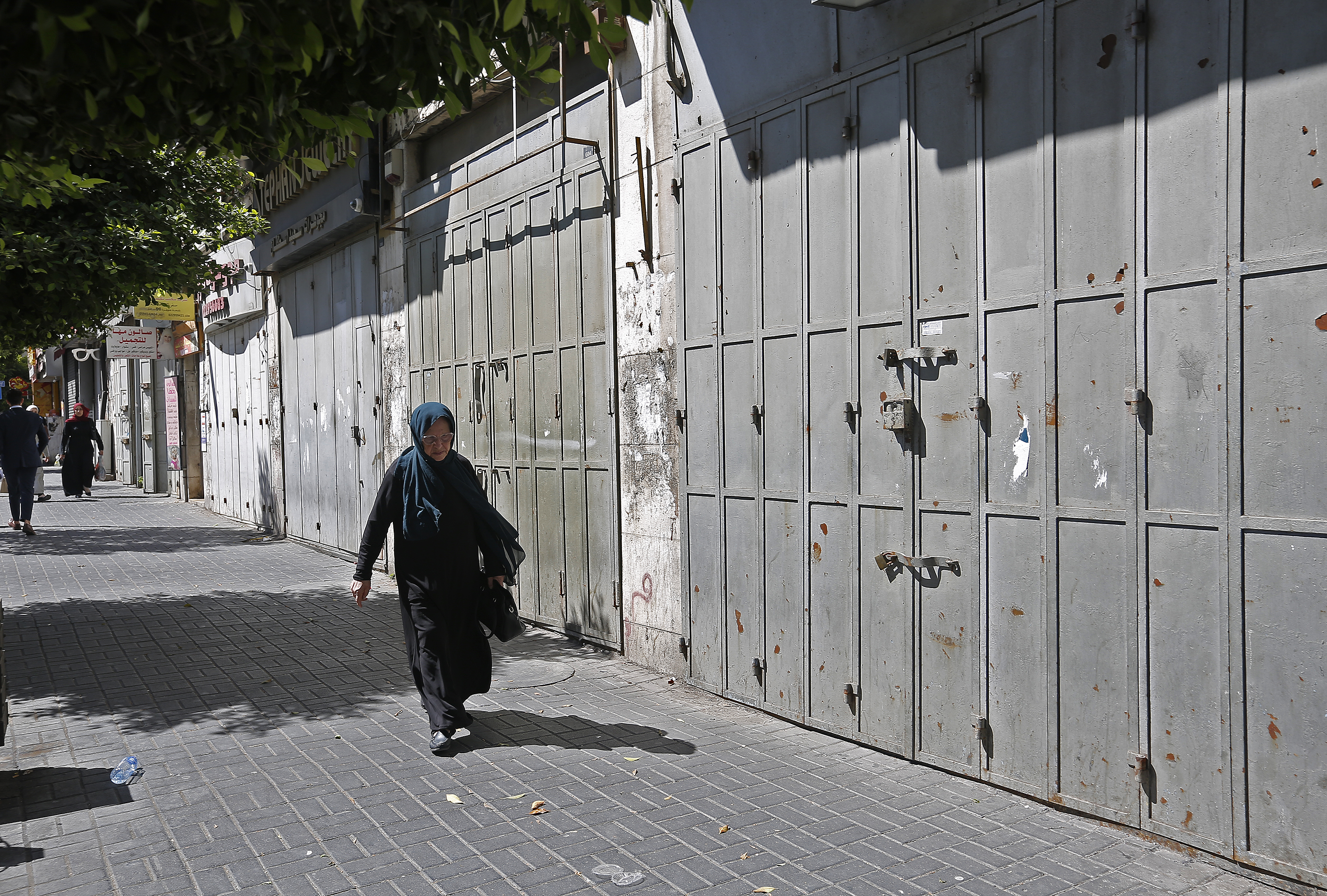 الإضراب الشامل يخيّم على جنين حداداً على شهداء المدينة