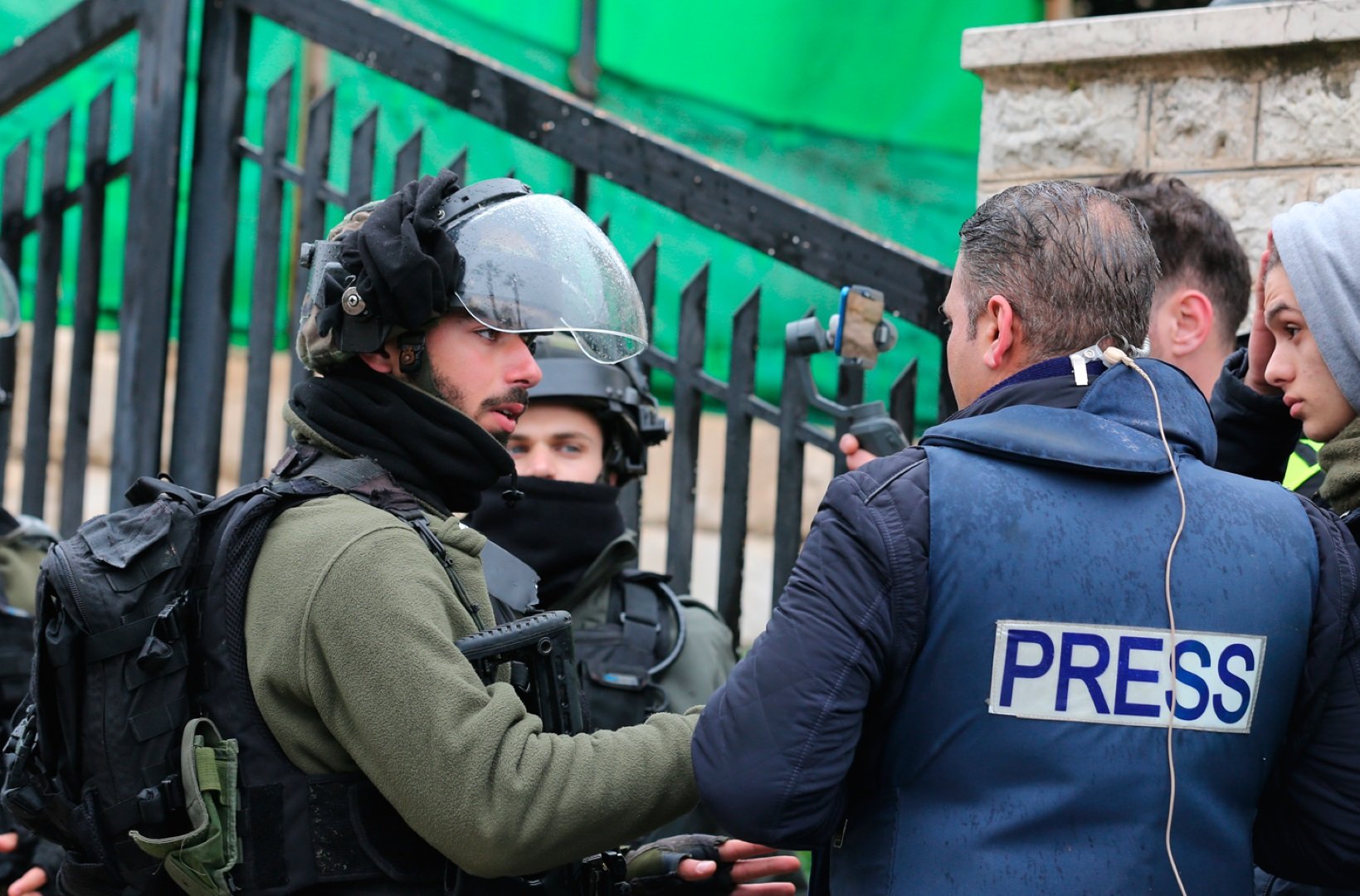 نادي الأسير لمصدر: 17 صحفياً فلسطينياً معتقلون في سجون الاحتلال