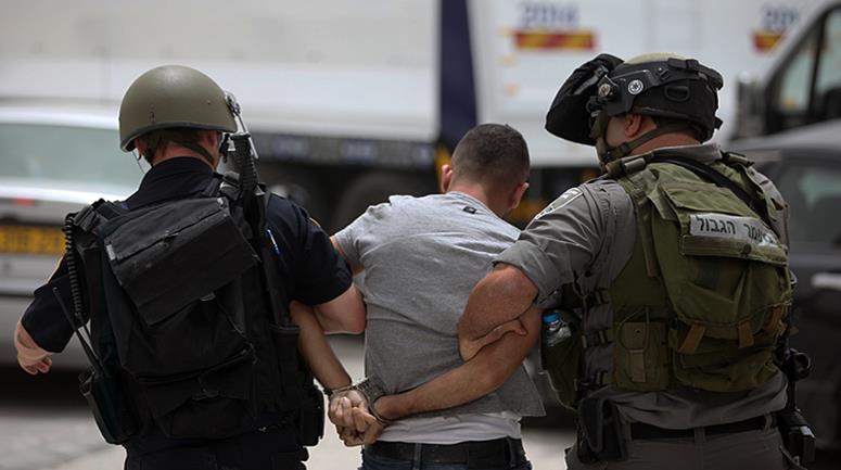 الشاباك يزعم اعتقال فلسطينيًا من عكا على تواصل مع الجبهة الشعبية