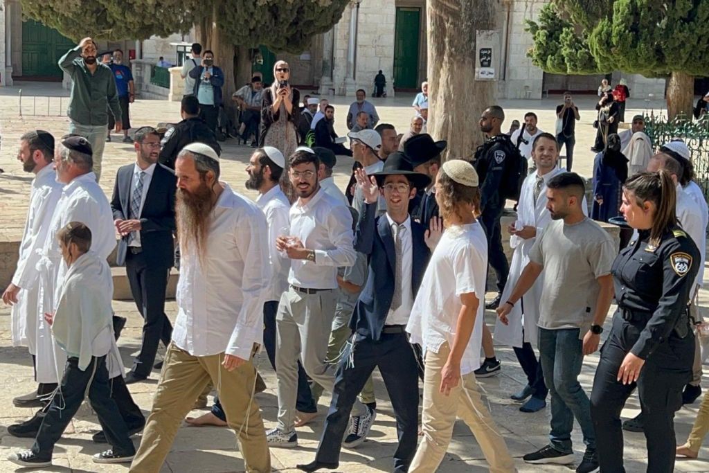 مستوطنون يقتحمون المسجد الأقصى ويرفعون علم إسرائيل