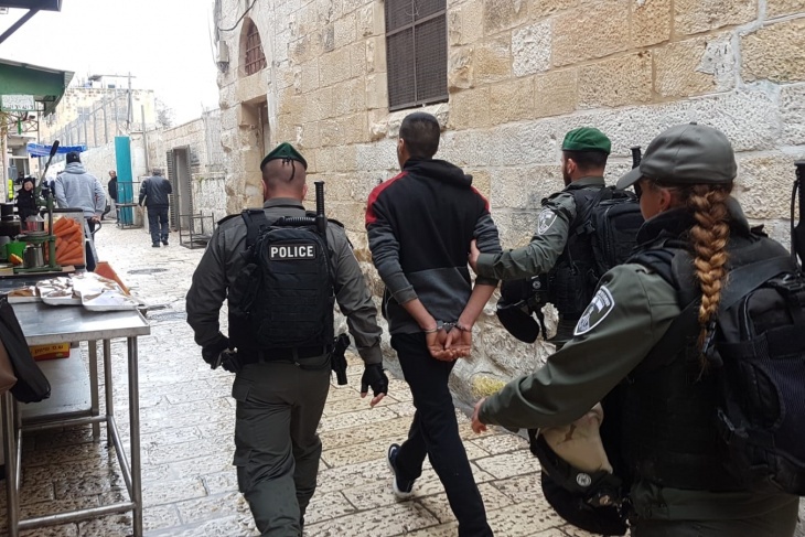الاحتلال يستدعي أسيراً محرراً للتحقيق ويبعد شابين آخرين عن القدس