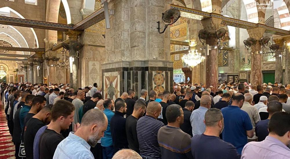 الآلاف يؤدون صلاة الفجر العظيم في الأقصى والإبراهيمي ومساجد الضفة