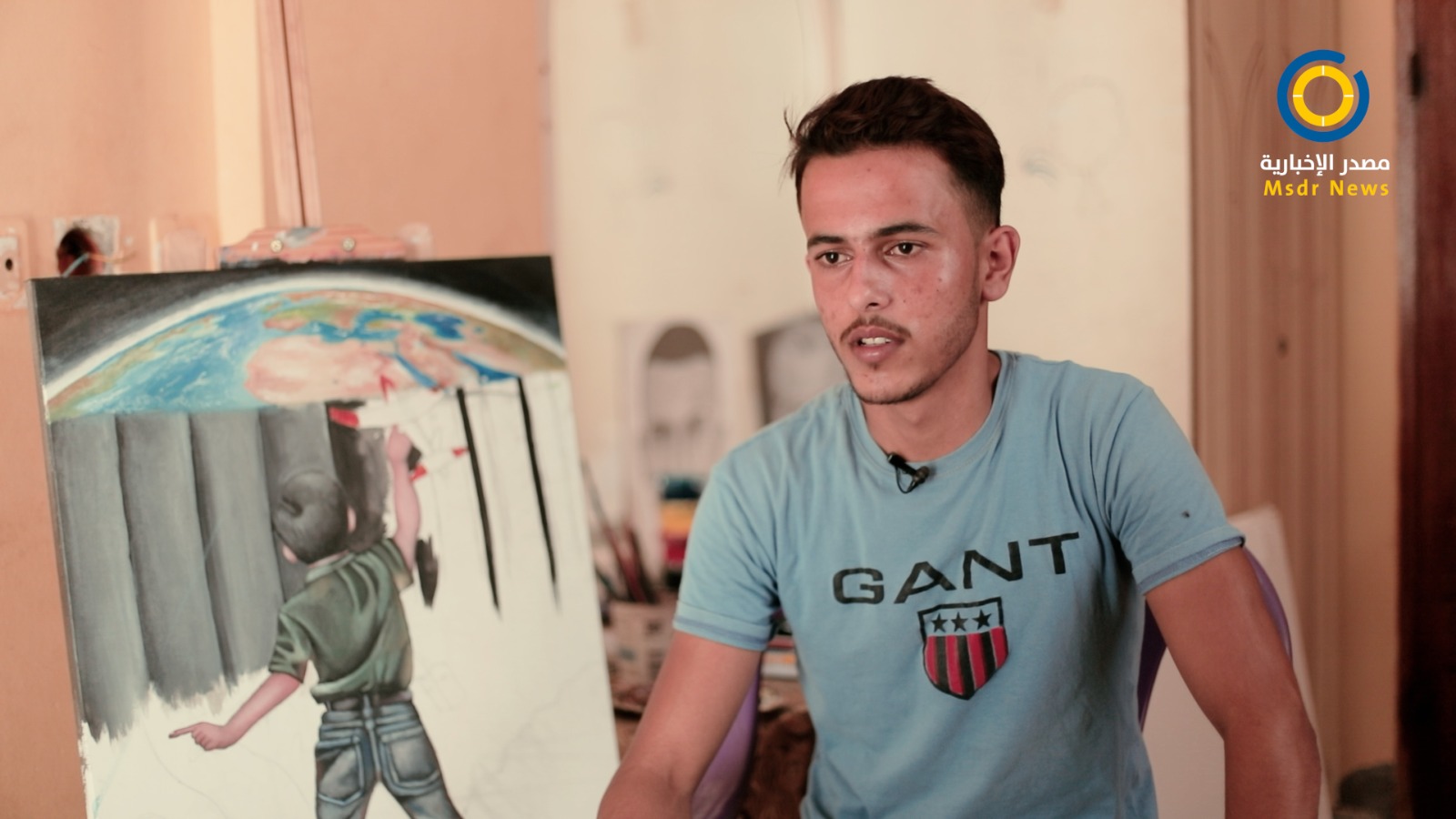 محمد مشعل.. فنان يحول غرفته لمَرسَم نضالي يجسد القضية الفلسطينية