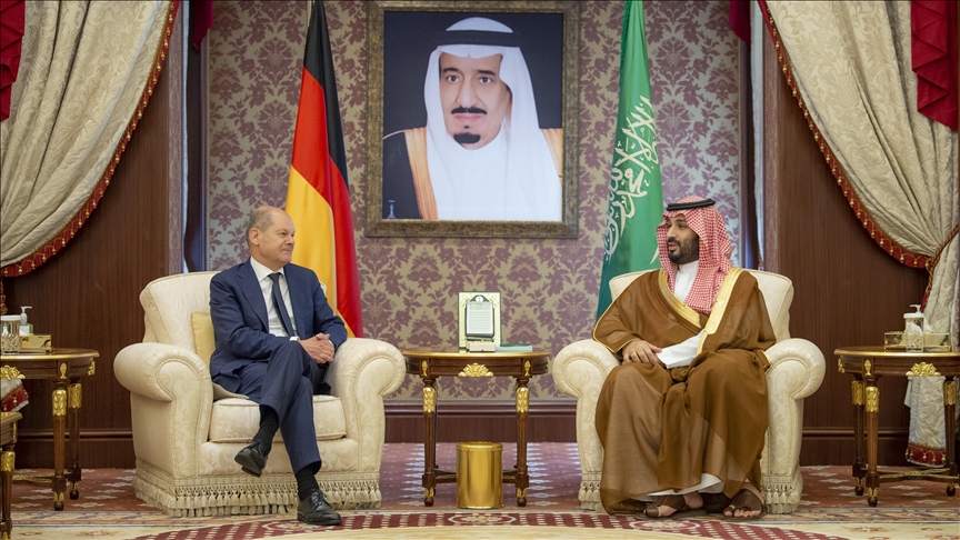 المستشار الألماني يبدأ جولته الخليجية بزيارة السعودية