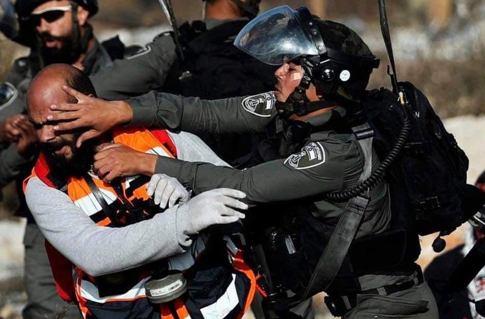 من منقذين إلى مصابين.. المسعفون بالضفة يعملون تحت زخات الرصاص