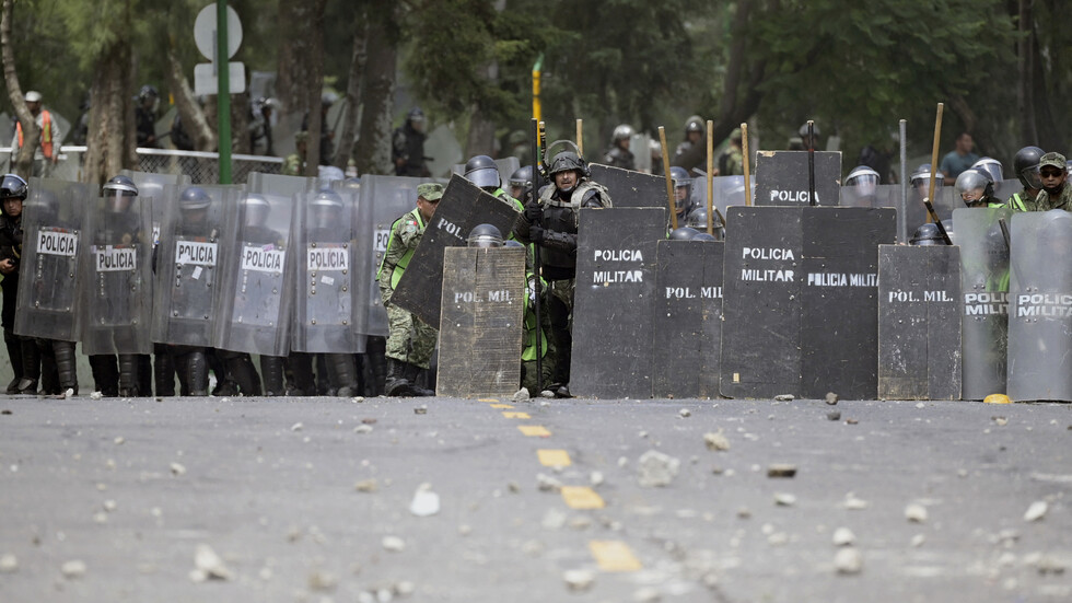 إصابة أشخاص باشتباكات في المكسيك بعد مظاهرة أمام سفارة "إسرائيل"