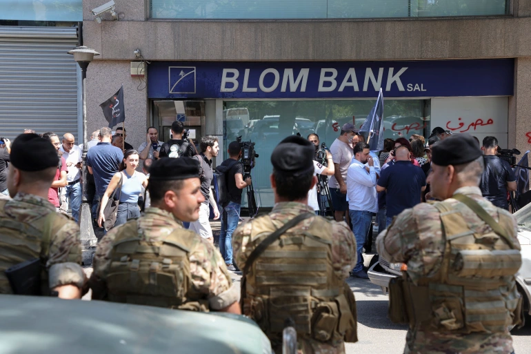 مودعون يقتحمون مصارف تجارية في لبنان وتعليق العمل بالبنوك 3 أيام