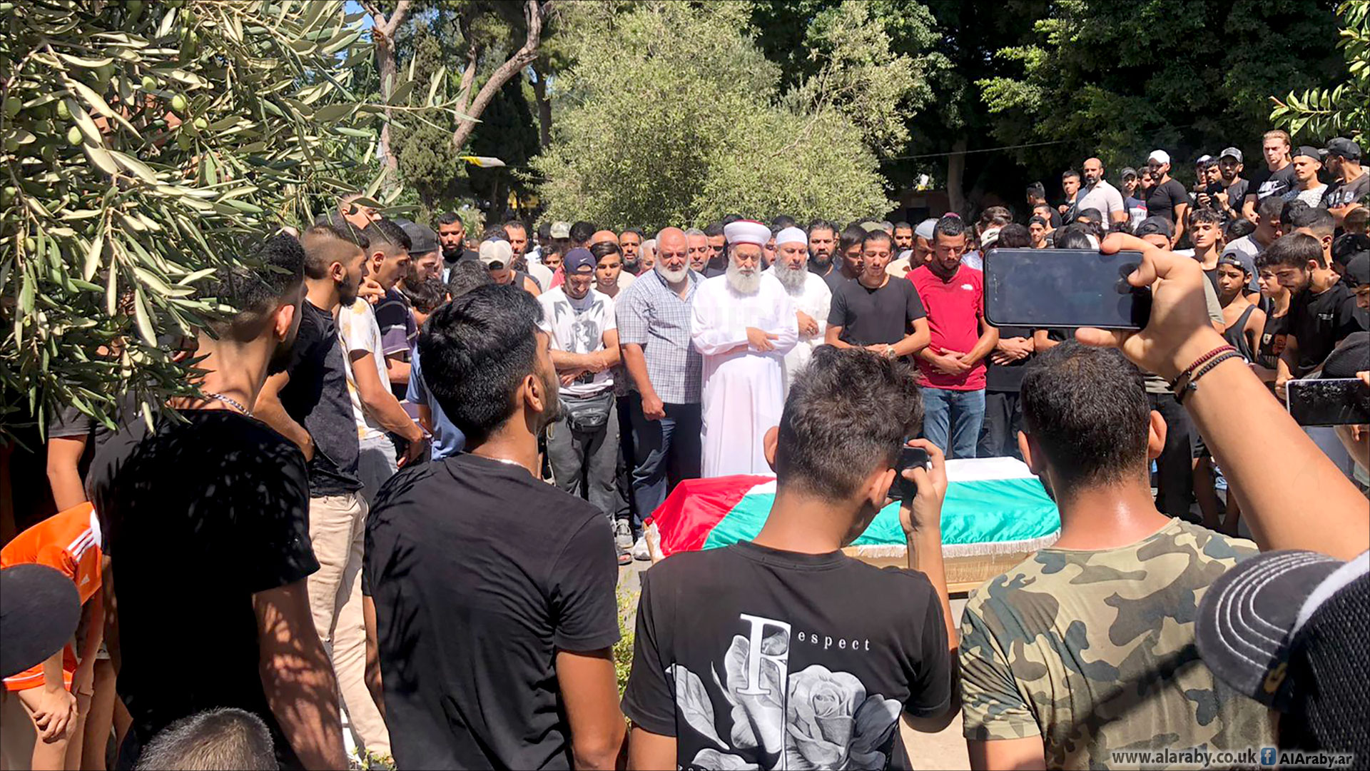 أهالي مخيم الرمل يشيعون لاجئة فلسطينية قضت في مركب طرطوس