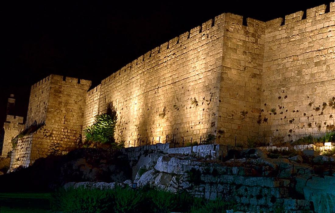 الاحتلال يضيء سور القدس بشعارات تلمودية لاقتراب الأعياد العبرية