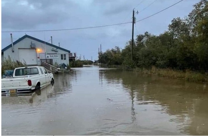 تشكل أمواج ضخمة وفيضانات.. عاصفة نادرة القوة تضرب ألاسكا