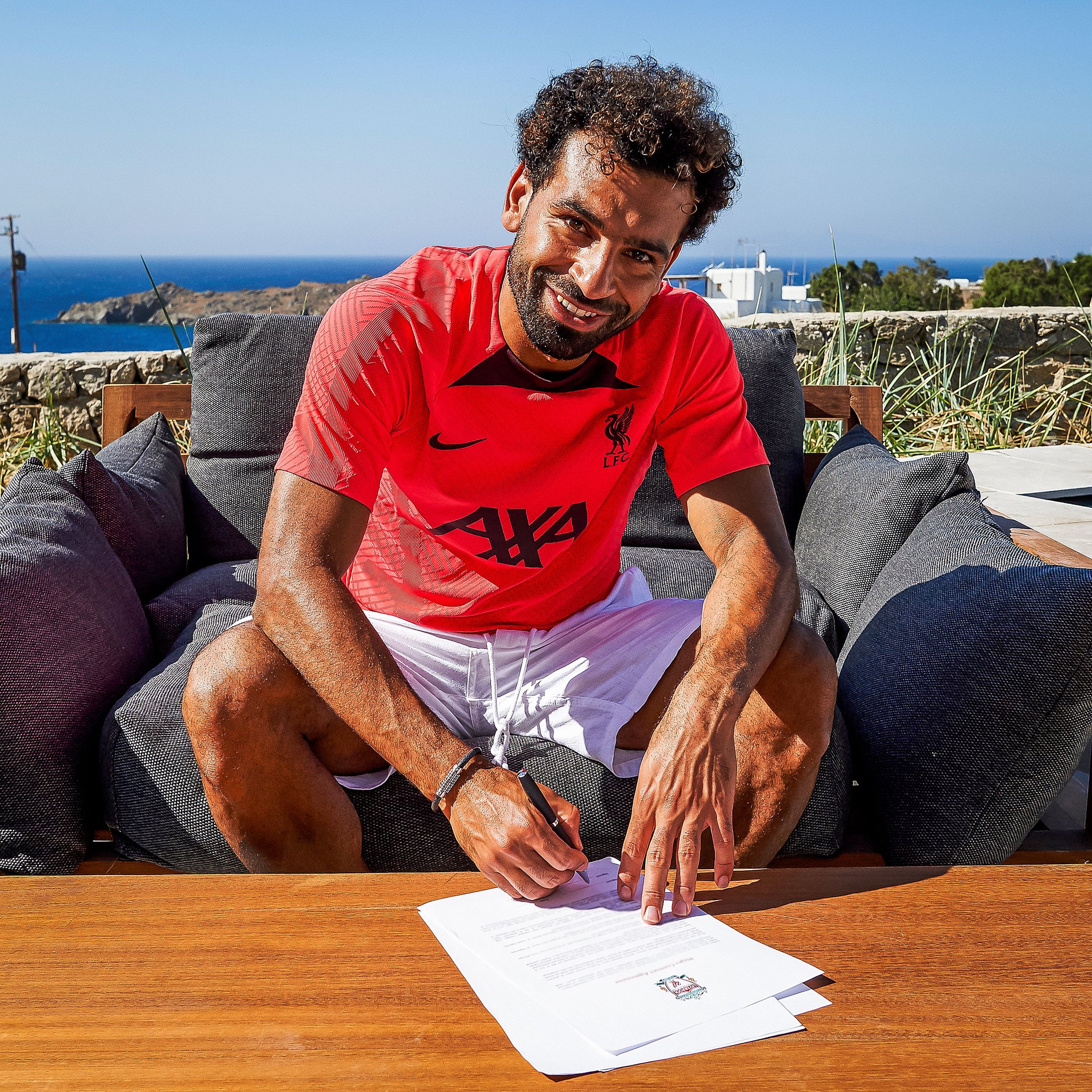 هل حسم محمد صلاح موقفه من اللعب في الدوري السعودي؟
