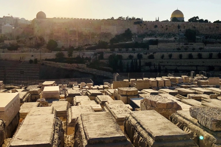 ردا على اقتحامات المستوطنين.. حملة تطوعية لتنظيف مقابر القدس