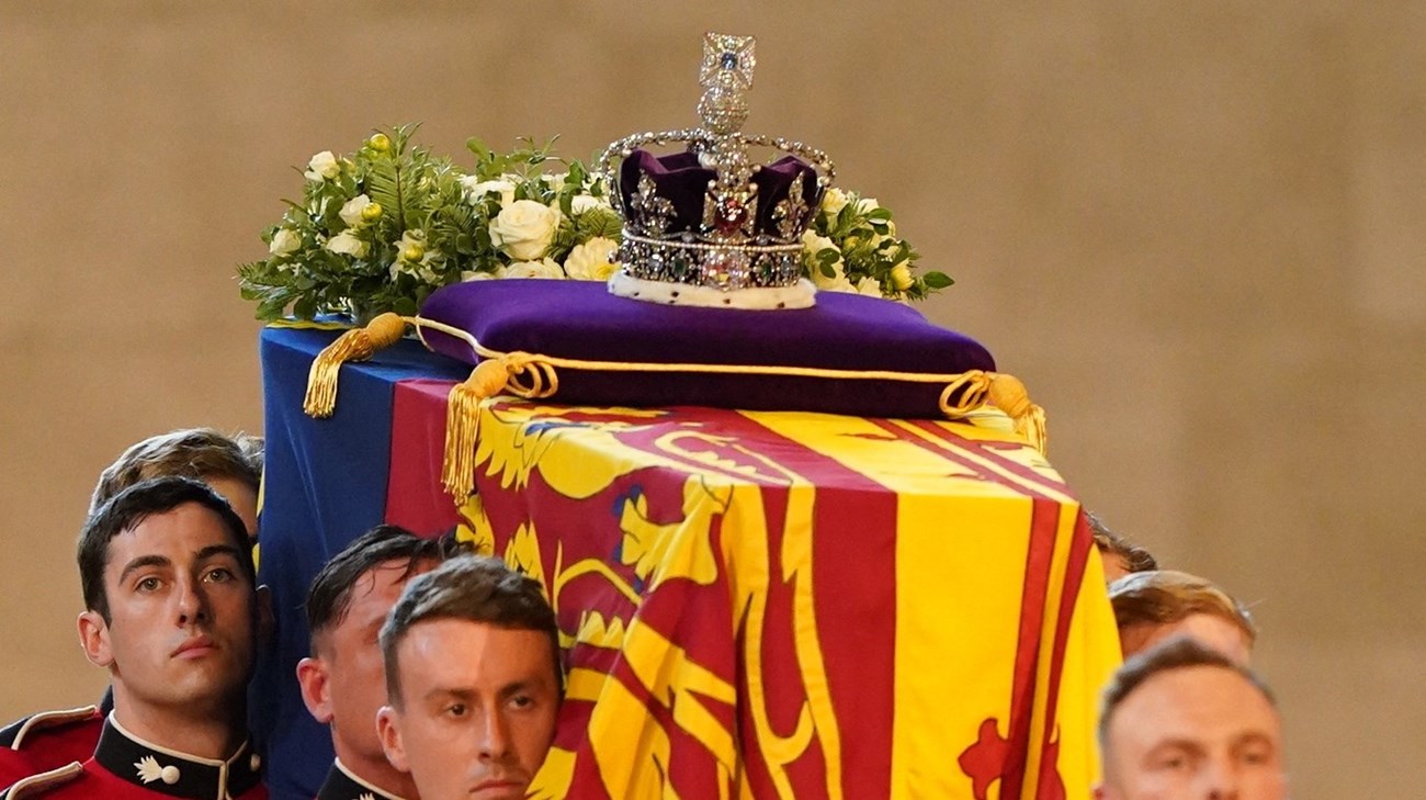 الشرطة البريطانية: اعتقال شخصٍ حاول فتح نعش الملكة إليزابيث