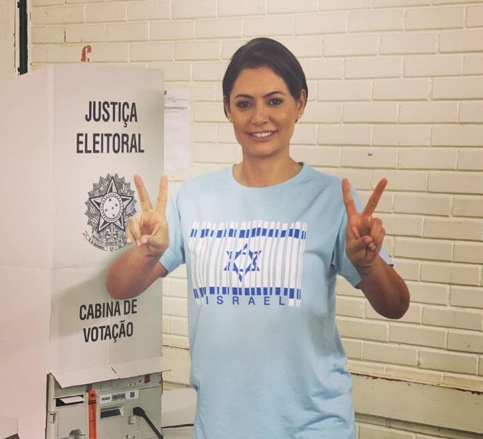 زوجة الرئيس البرازيلي تُدلي بصوتها في الانتخابات مرتديةً العلم الإسرائيلي