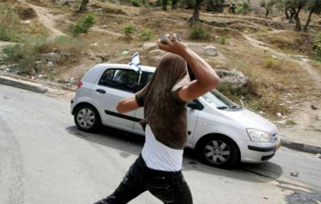شبان غاضبون يُهاجمون مركبات المستوطنين في عِدة مُدن فلسطينية