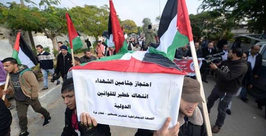 مركز فلسطين: الاحتلال يحتجز  جثامين 10 أسرى