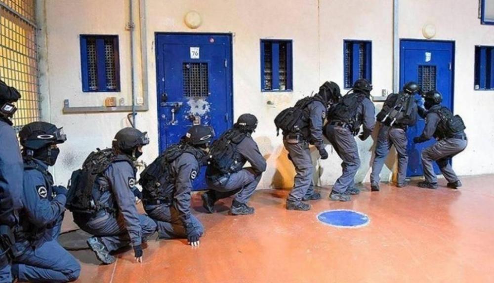 وحدات القمع تقتحم سجن عوفر وتعبث بممتلكات الأسرى