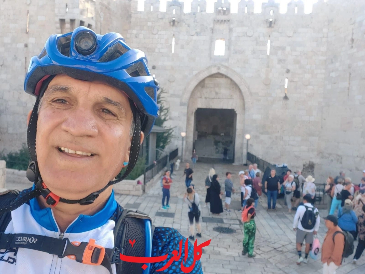 ناشط من الداخل المحتل يصل الأقصى بواسطة دراجته الهوائية