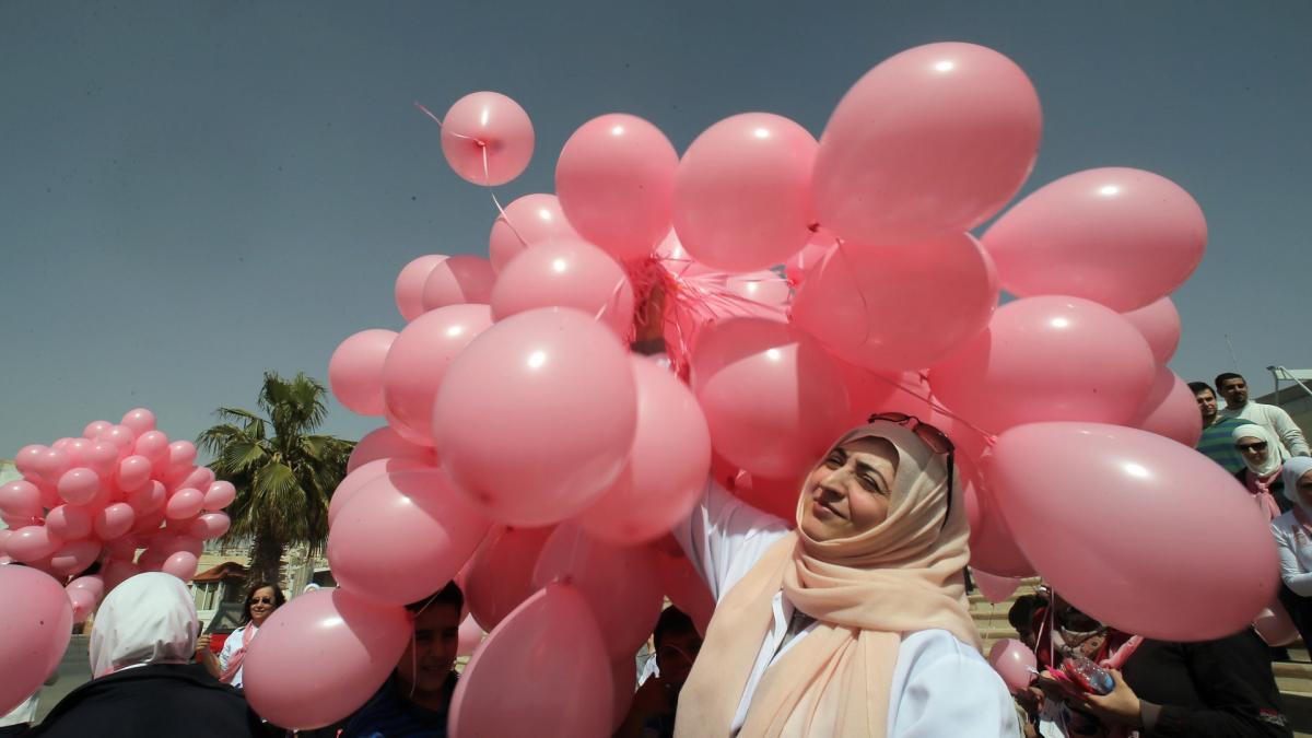 أكتوبر الوردي في غزة.. دعوات للفحص المبكر وحل مشاكل السفر ونقص الأدوية