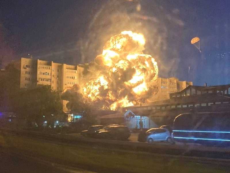 الثانية خلال 6 أيام: طائرة عسكرية تصطدم بمبنى سكني في روسيا