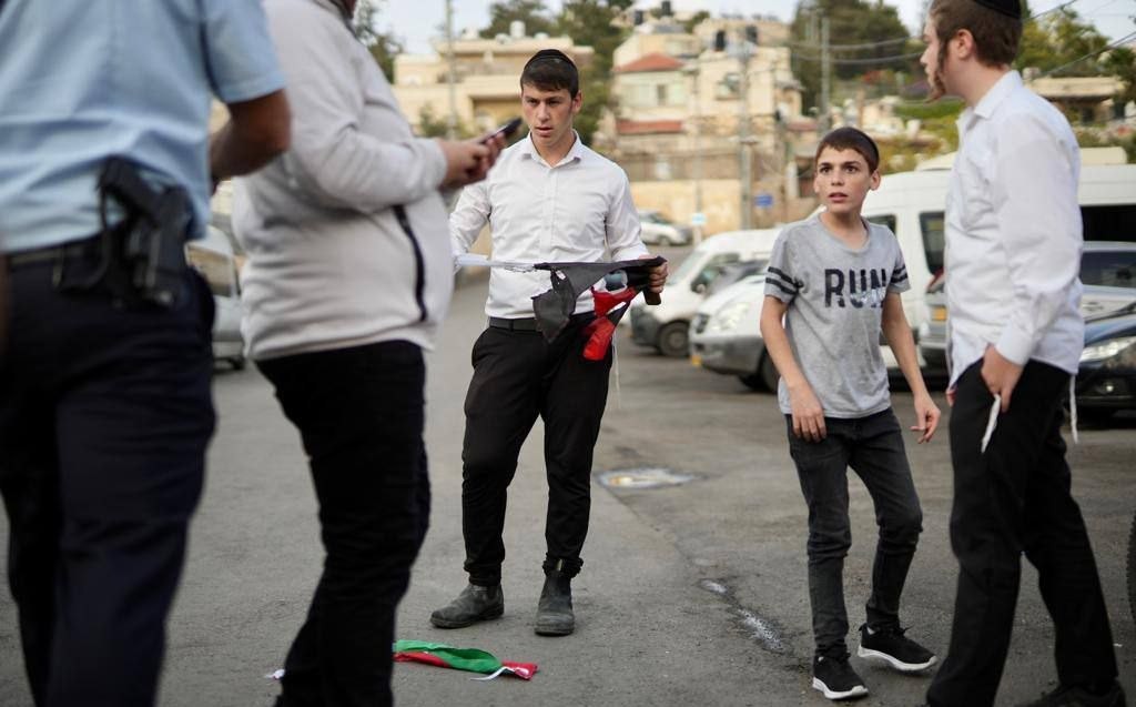 مستوطنون يمزقون العلم الفلسطيني في الشيخ جراح