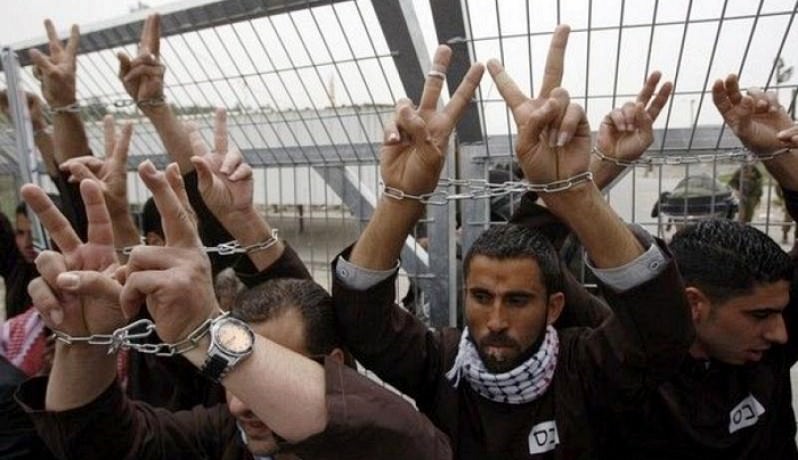 هآرتس : 971 معتقلًا إداريًا في سجون الاحتلال