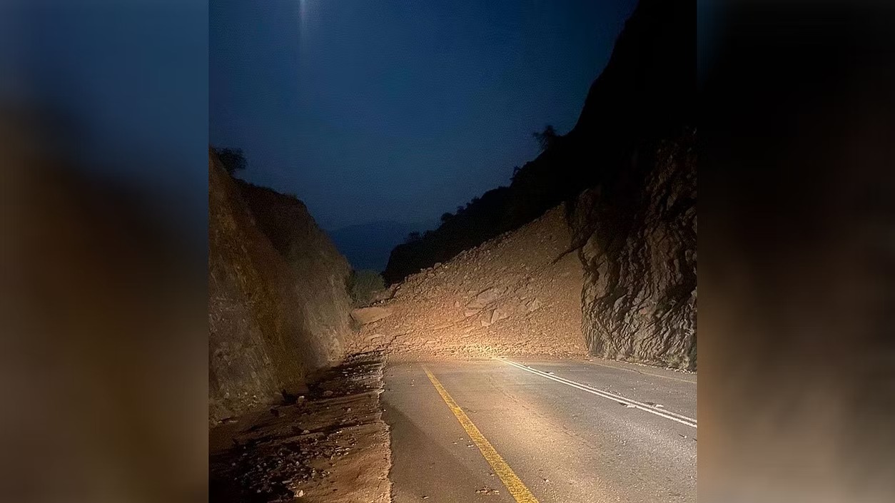 انهيار جبل في السعودية بسبب الأمطار الغزيرة