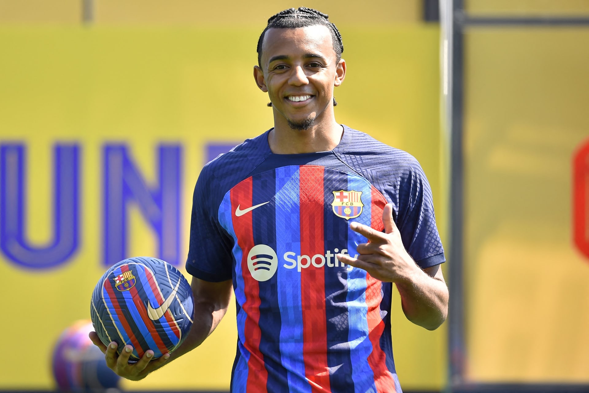 قبيل الكلاسيكو.. برشلونة يستعيد أحد نجومه بعد غياب بسبب الإصابة