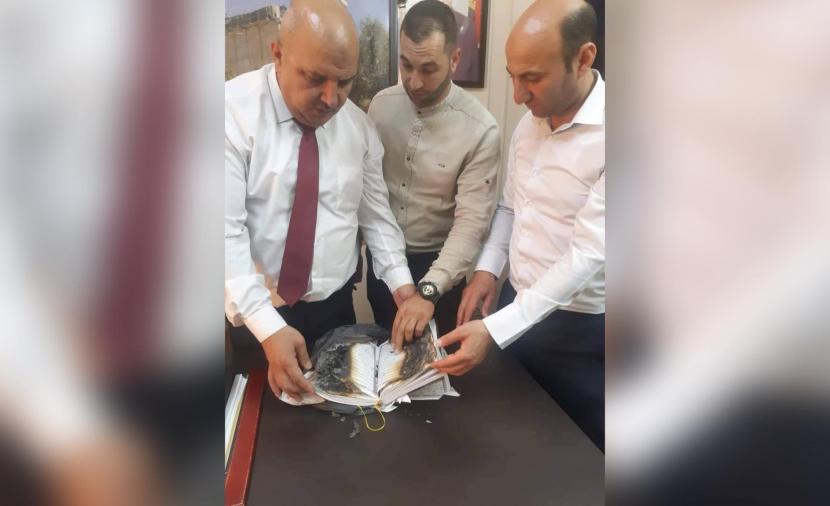 الخليل.. مستوطنون يمزقون ويحرقون نسخا من القرآن الكريم