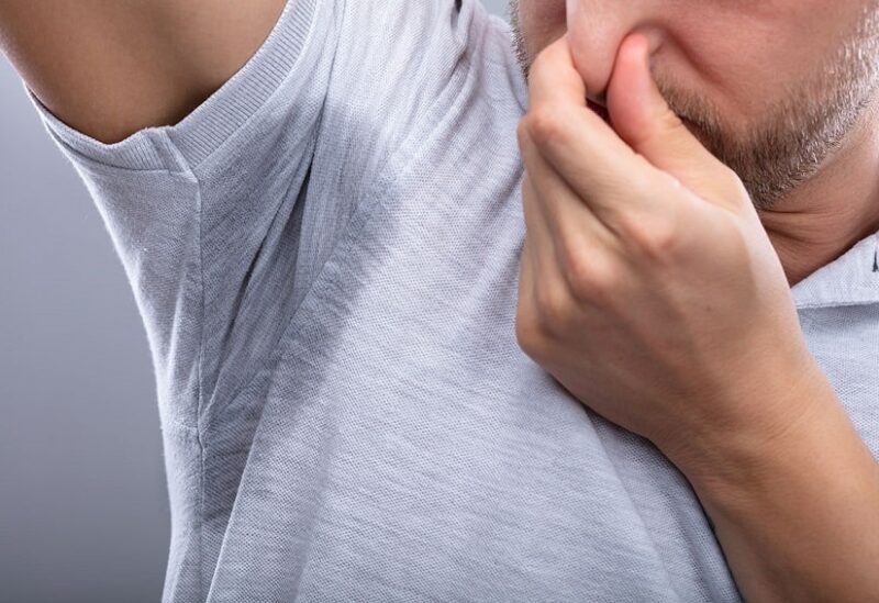 رائحة الجسم الكريهة قد تكون عارضاً لأمراض تهدد حياتك.. احذرها