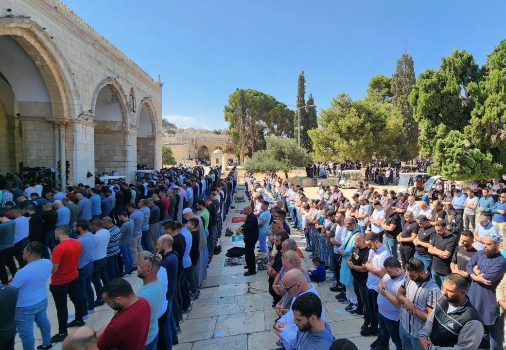 60 ألفاً يؤدون صلاة الجمعة في المسجد الأقصى المبارك