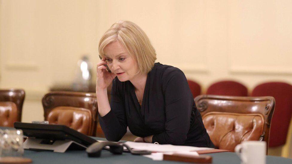 الكشف عن اختراق هاتف ليز تراس وتسريب معلومات حساسة