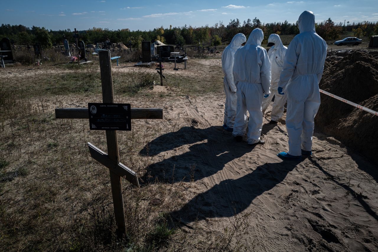 أوكرانيا.. استخراج 166 جثة من مقبرة جماعية في ليمان