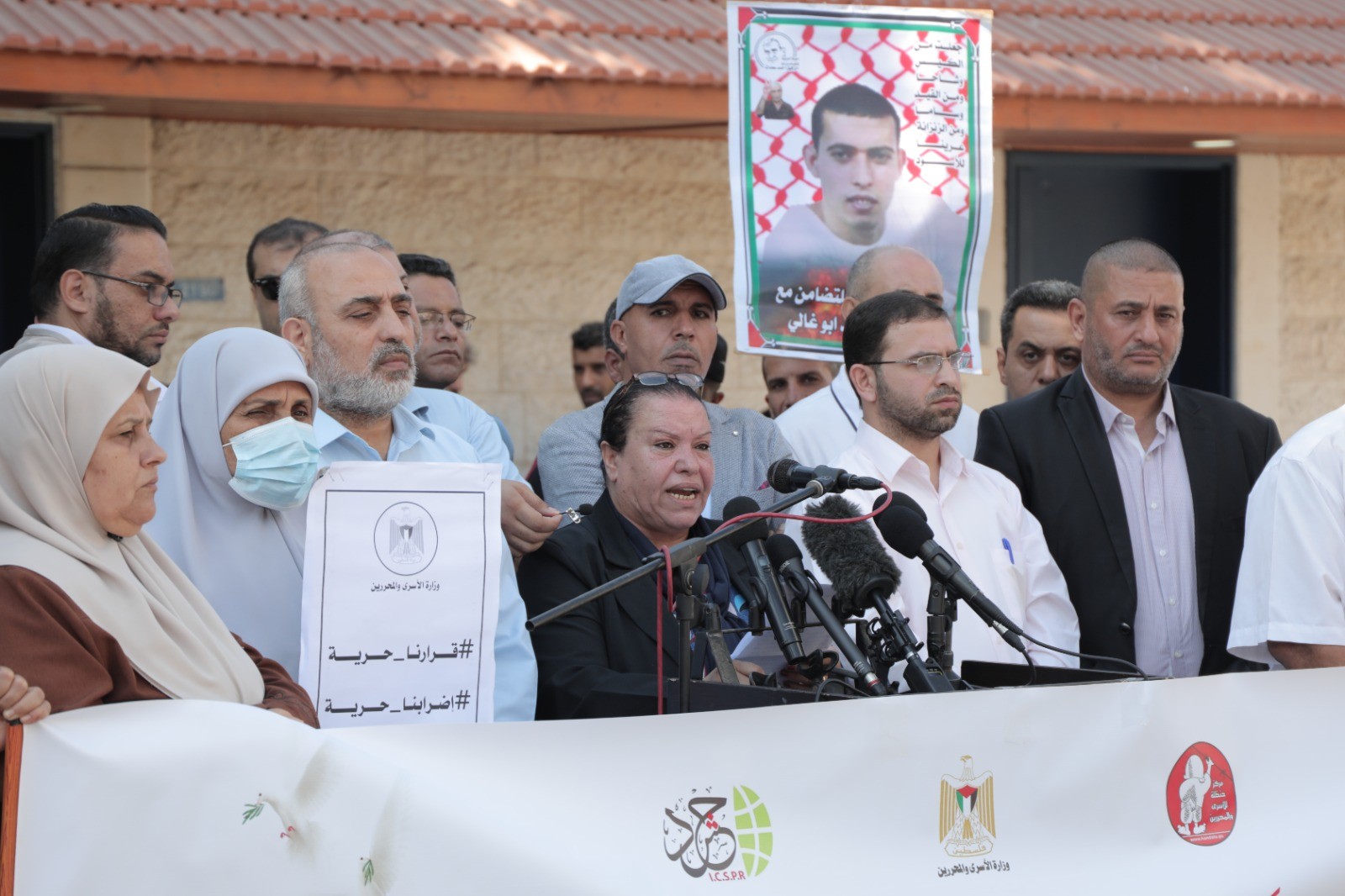 وقفة دعم للأسرى المضربين أمام مقر المندوب السامي في غزة