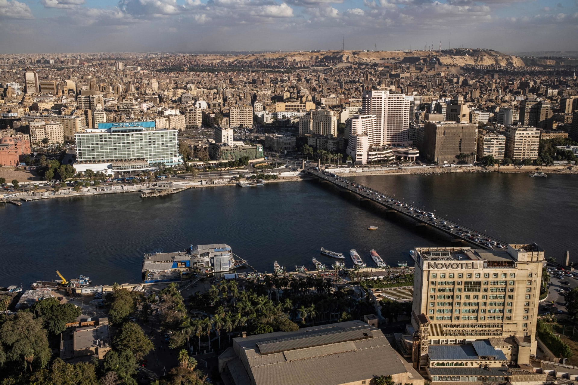 فيتش تُعلن تخفيض نظرتها المستقبلية لاقتصاد مصر