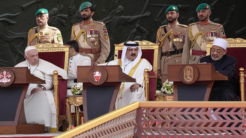 ملك البحرين يُؤكد على أهمية دور القيادات الدينية في معالجة الأزمات وتحقيق الاستقرار