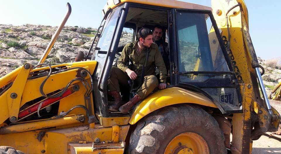 قوات الاحتلال تستولي على حفار في يطا جنوب الخليل